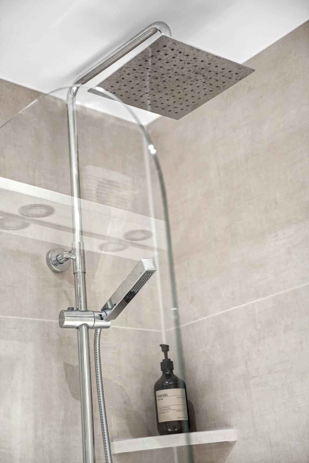 Badet er fullt av smakfulle detaljer med blant annet moderne regnfallsdusj Galleribilde