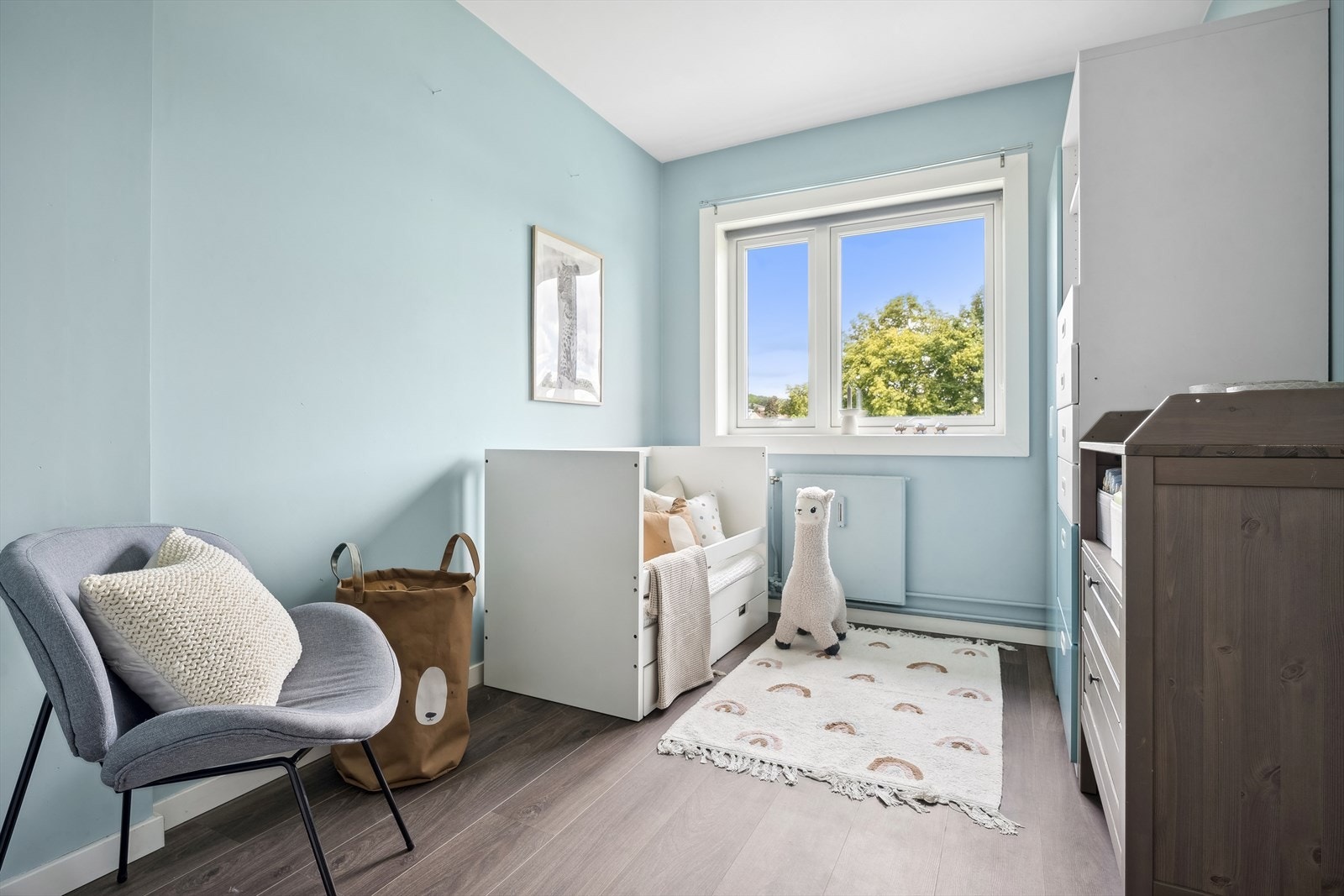 Leilighetens andre soveværelse er også av god størrelse og egner seg perfekt som et barne-/gjesteværelse Galleribilde