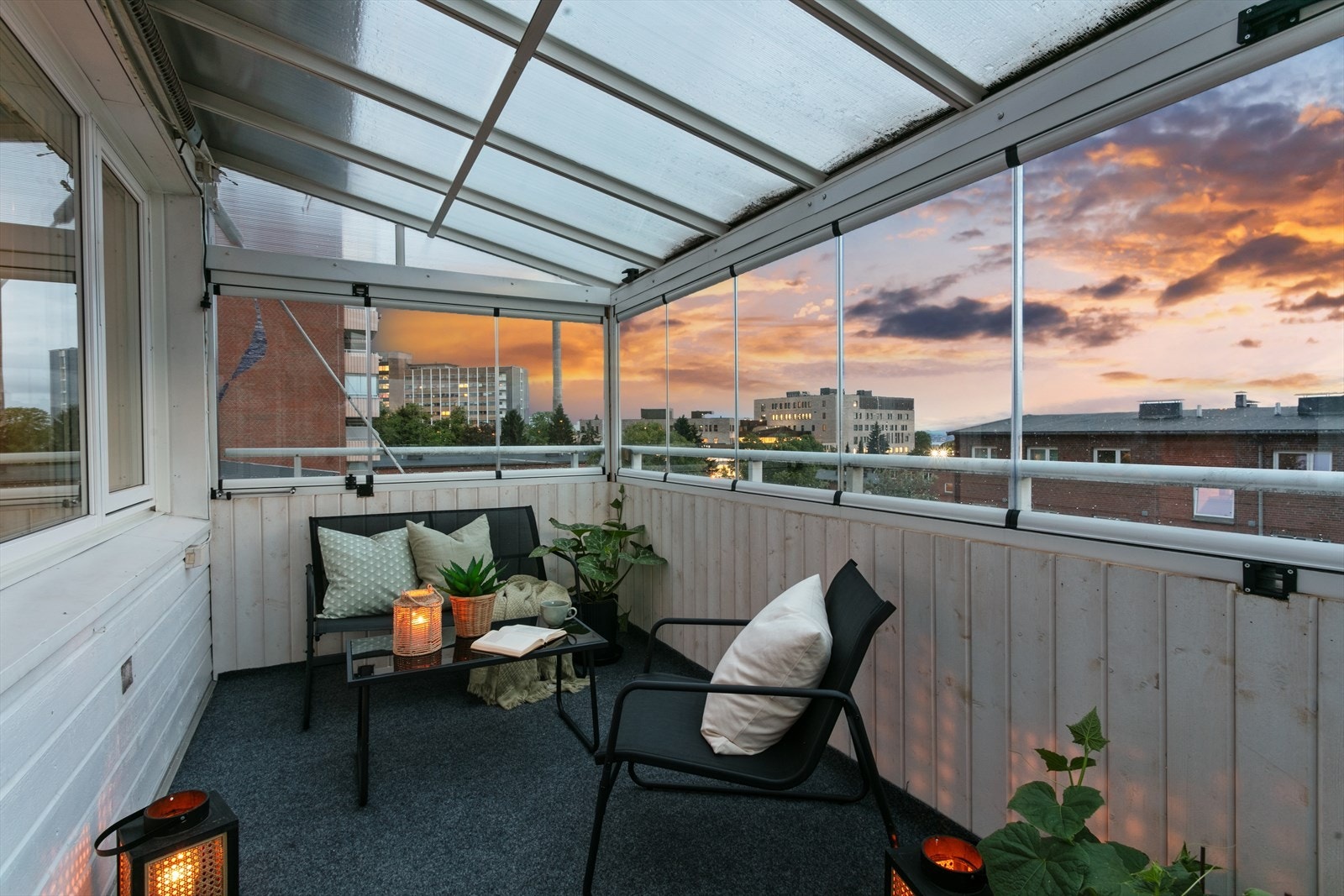 Fra stuen er det adkomst til en stor, vestvendt balkong på ca. 9 m² hvor man kan nyte flott utsikt og nydelige solforhold Galleribilde