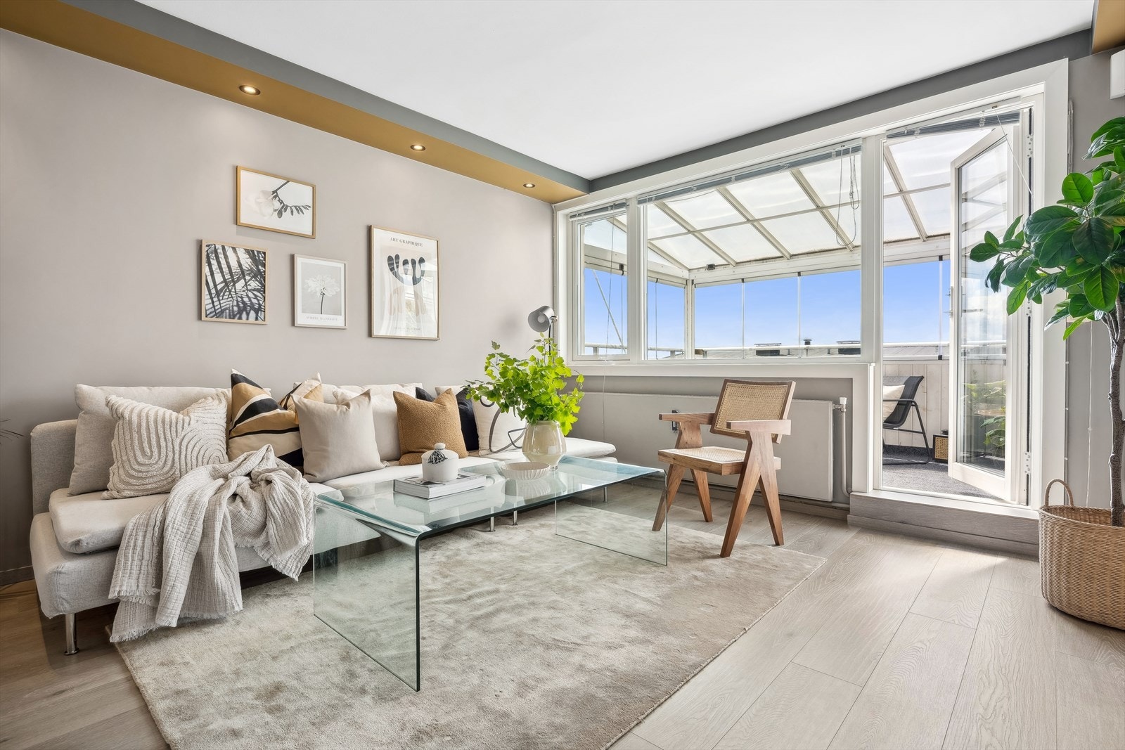 Stuen har stilsikre gulvflater bestående av moderne laminat som ble lagt i 2021, mens veggflatene er malt opp i en behagelig sandtone Galleribilde