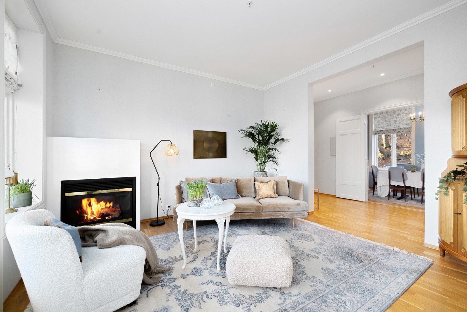Rommet har god plass til sofagruppe, og rett over gangen ligger en flott spisestue. Galleribilde