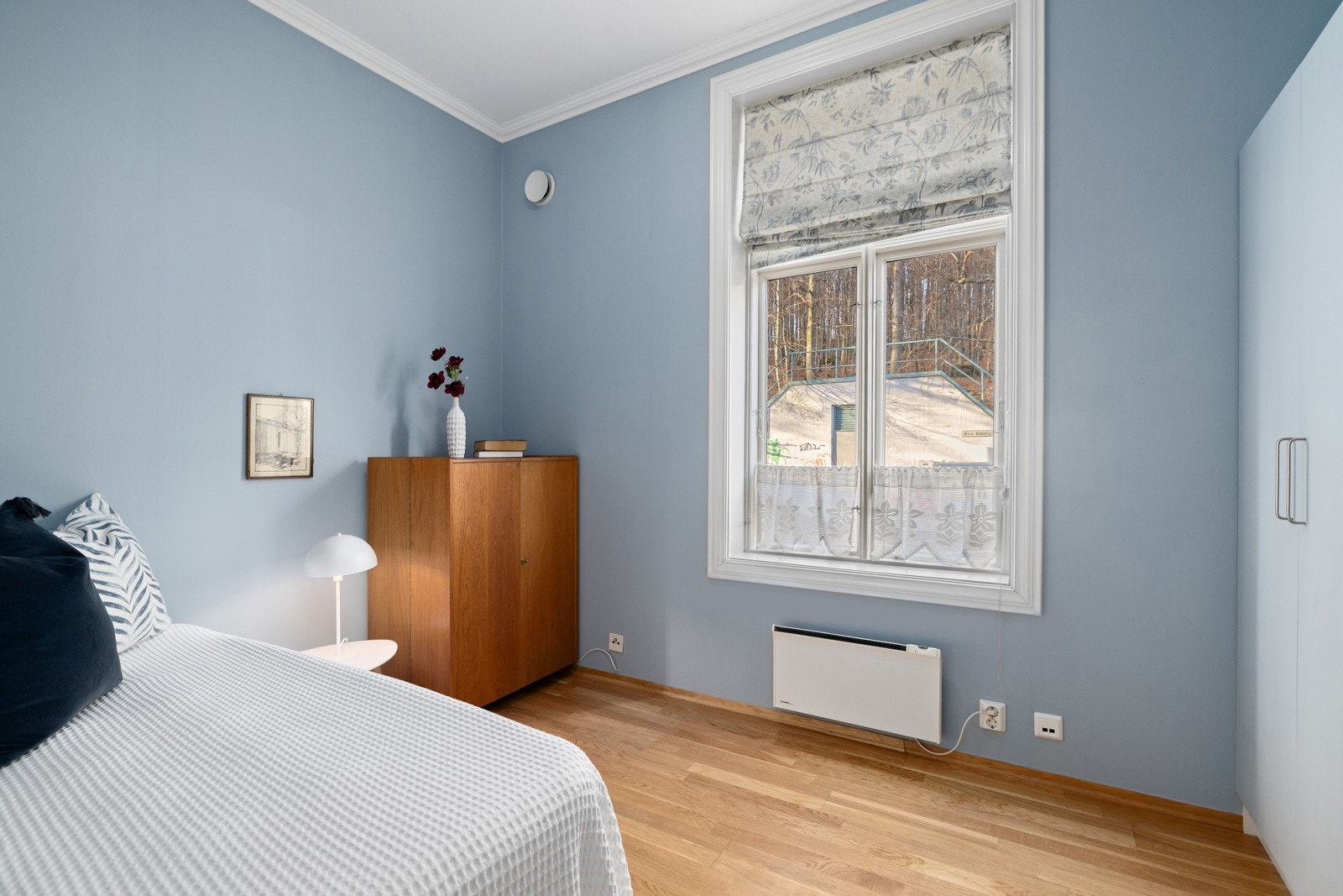 Det ene soverommet er innredet med garderobeskap. Galleribilde