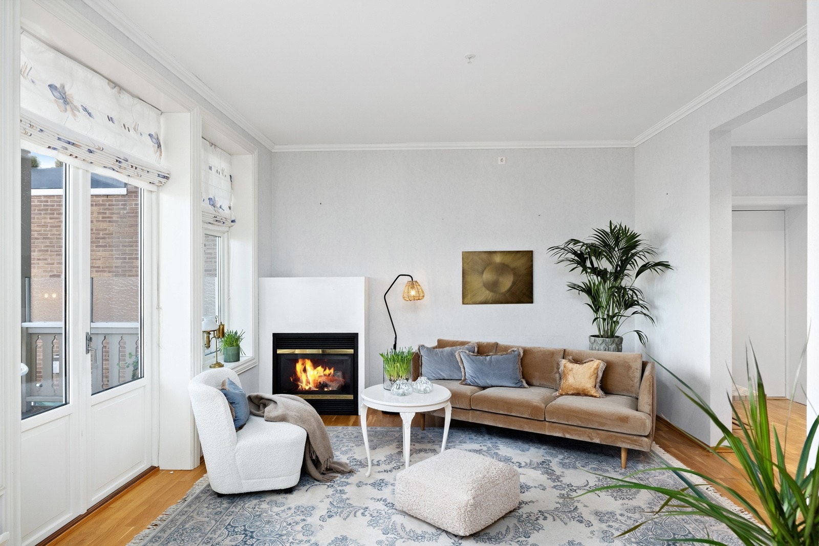 Hovedstuen er lys og luftig med åpen kjøkkenløsning og utgang til balkong. Galleribilde
