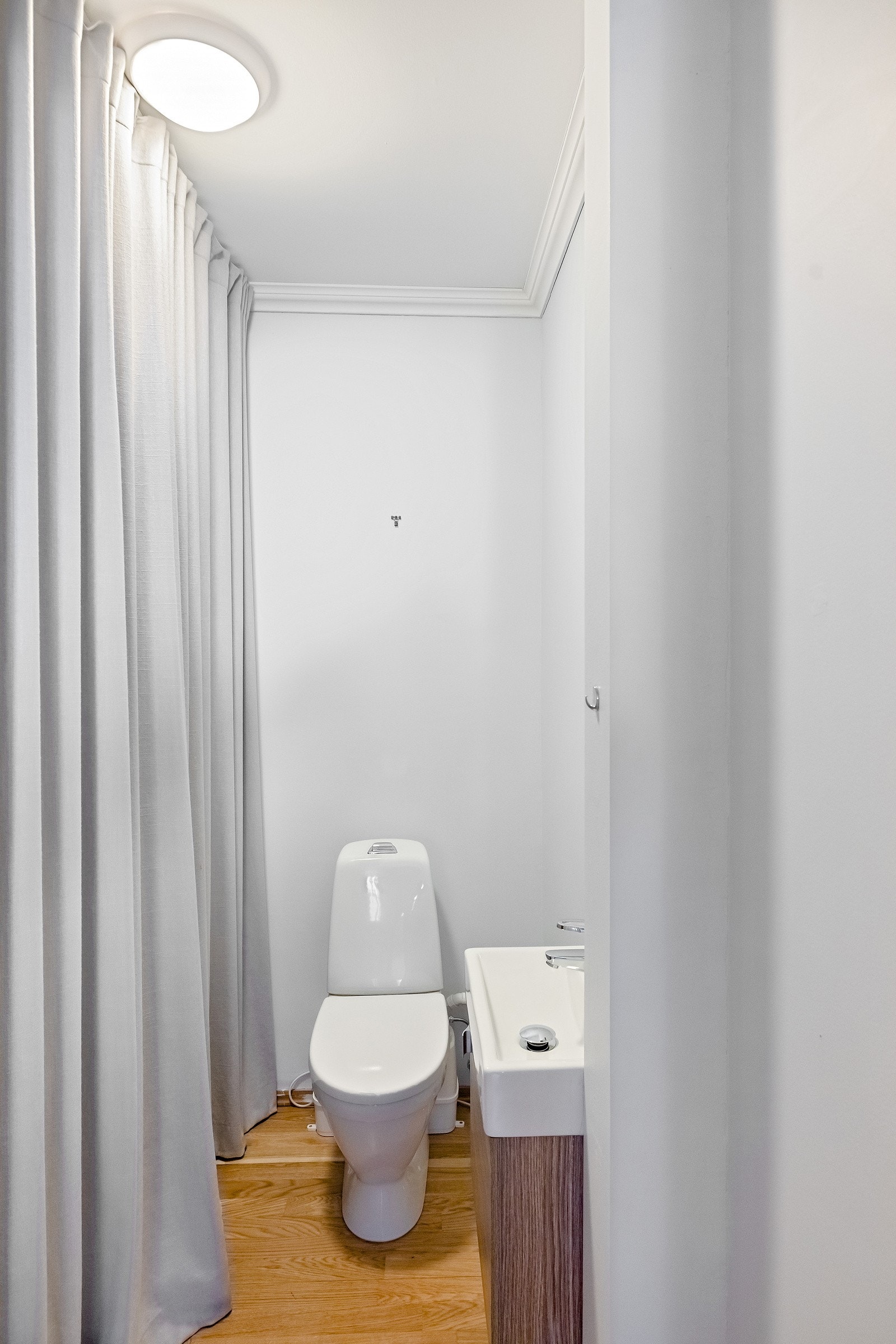 Boligen har et separat toalettrom som ligger vegg-i-vegg med badet. Opprinnelig bod med litt ekstra lagring. Galleribilde