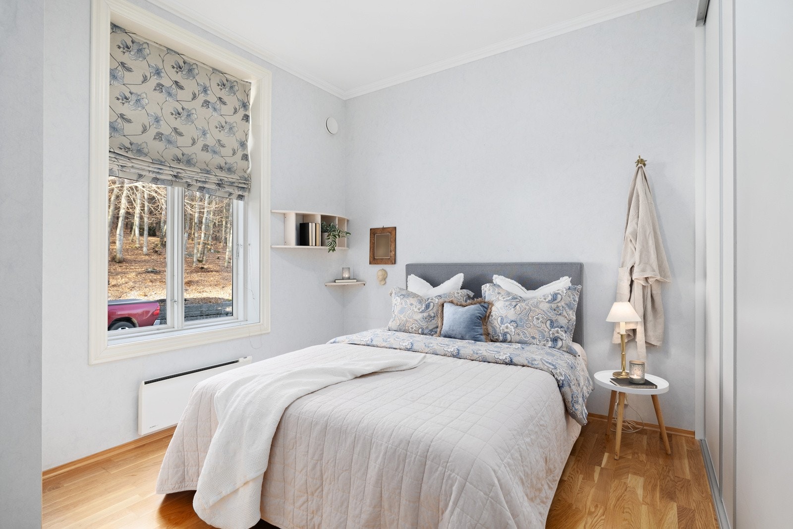 Leiligheten har to gode soverom med nordvendte vinduer og utsyn til Bøkeskogen. Det er skyvedørsgarderobe på det ene. Galleribilde