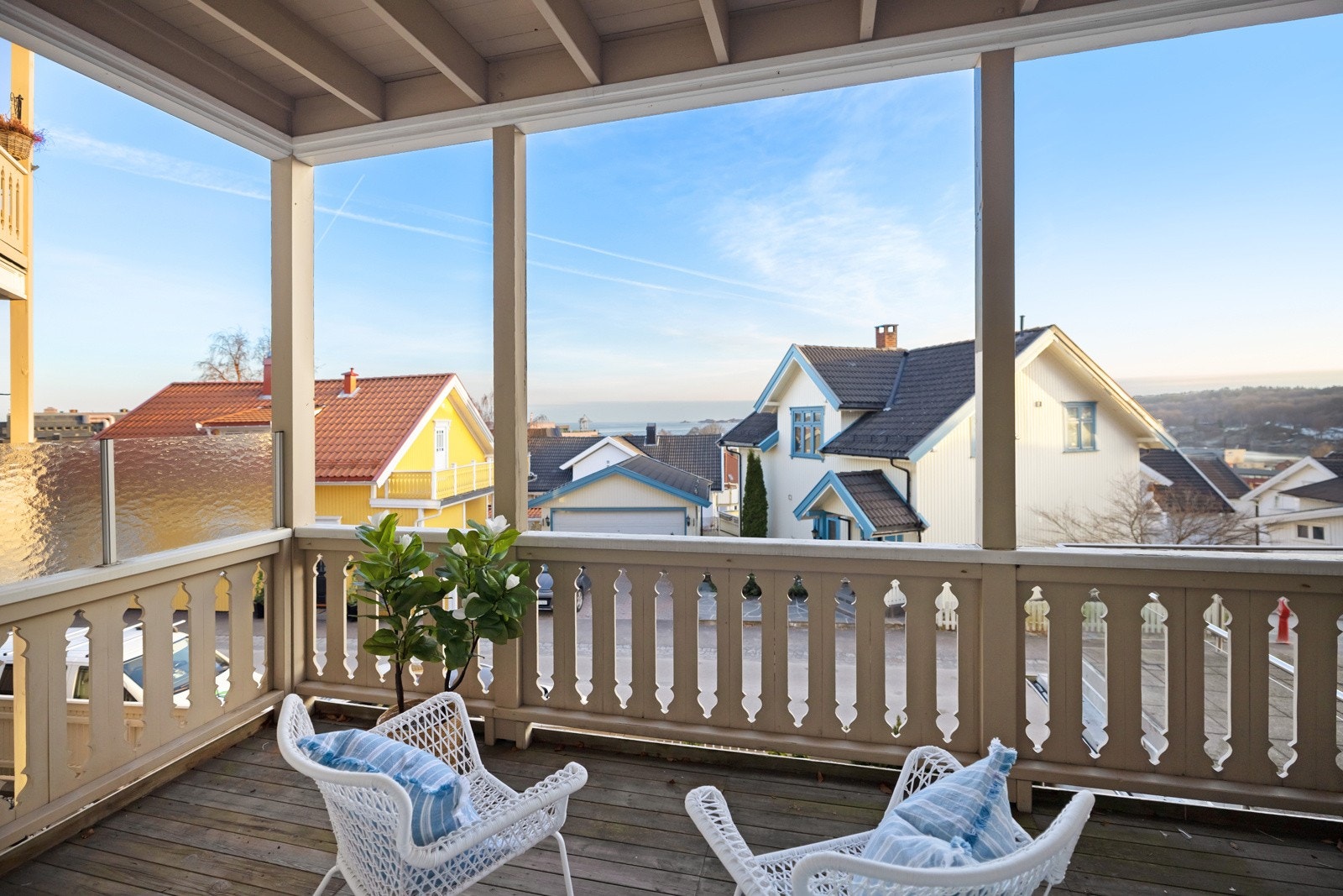 Balkongen er ca. 9 kvm, overbygd og sydvendt. Plasseringen er usjenert og høy. Galleribilde