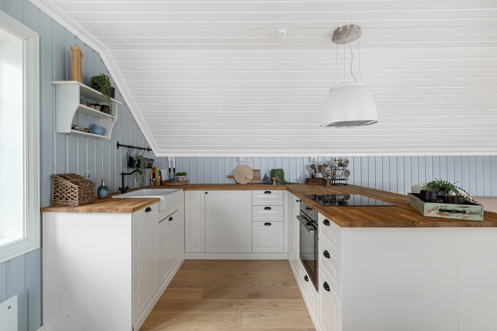 Kjøkkeninnredningen er utstyrt med oppvaskmaskin, kjøleskap, komfyr og induksjonstopp. Ventilatoren som ligner en lampe, har både lys og kullfilter. Galleribilde