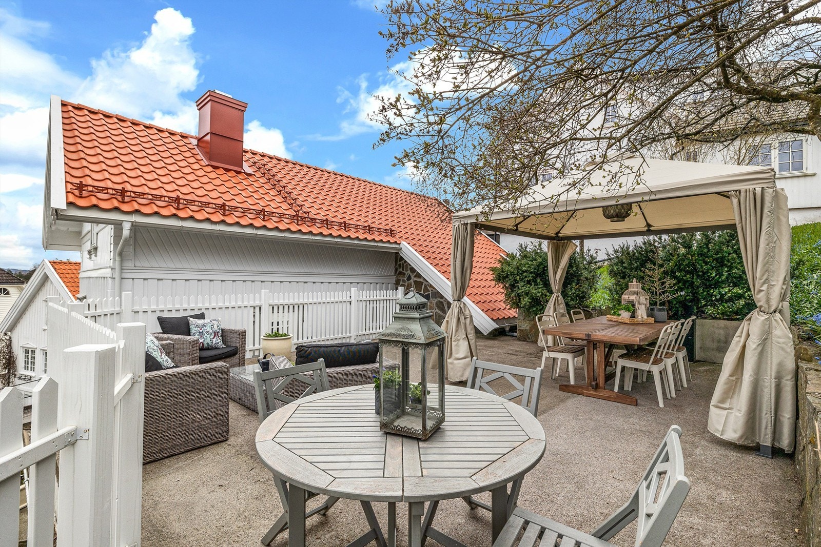 Idyll på gamle Stathelle - Plattingen over garasjen er en fin uteplass med god plass til flere sittegrupper. Galleribilde