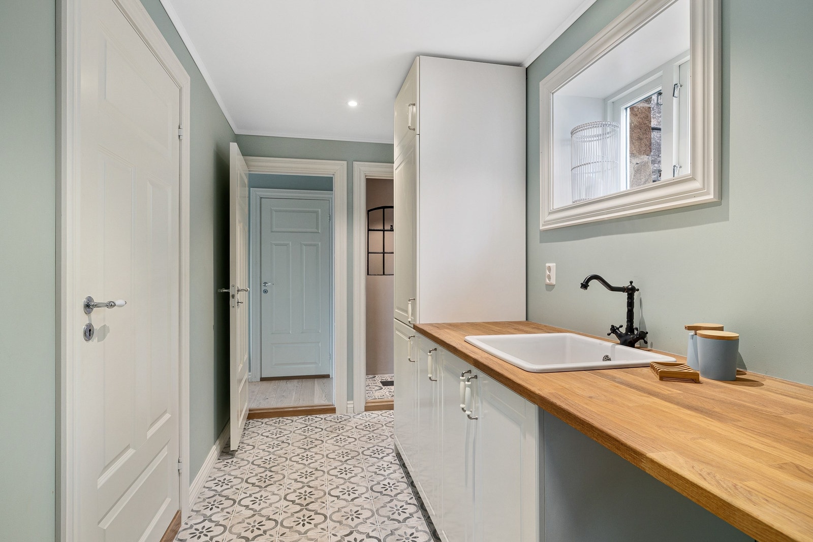 Praktisk med kjøleskap for å hente forfriskninger ut til terrassen. Her er det også opplegg til vaskemaskin. Galleribilde