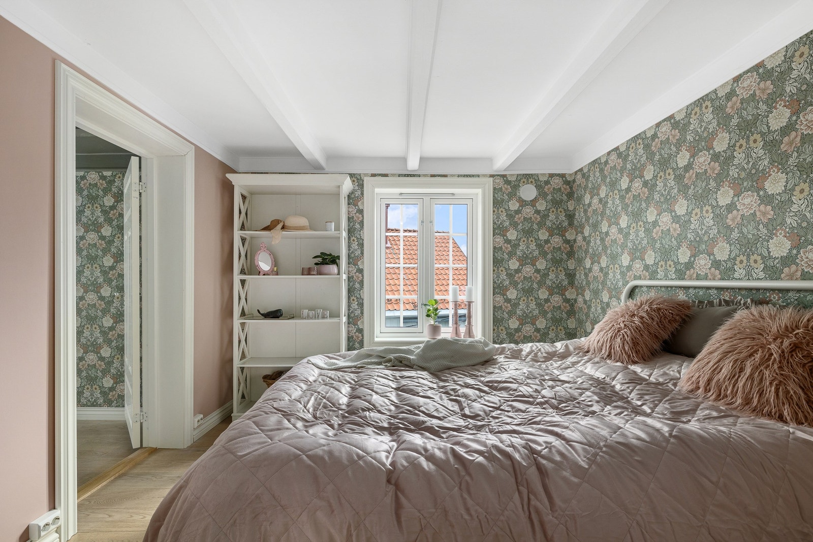 FOR Å UNDERSTREKE den hyggelige stemningen på soverommene har noen vegger fått en dekorativ blomstrete tapet. Galleribilde