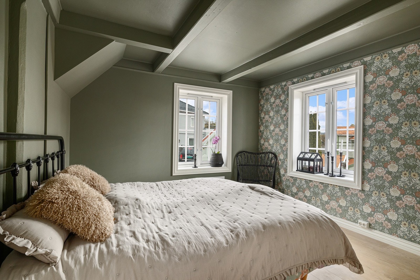 UTRYKKET I BOLIGEN er rent - og delikat. En kontrastvegg på soverommet gir dybde. Galleribilde