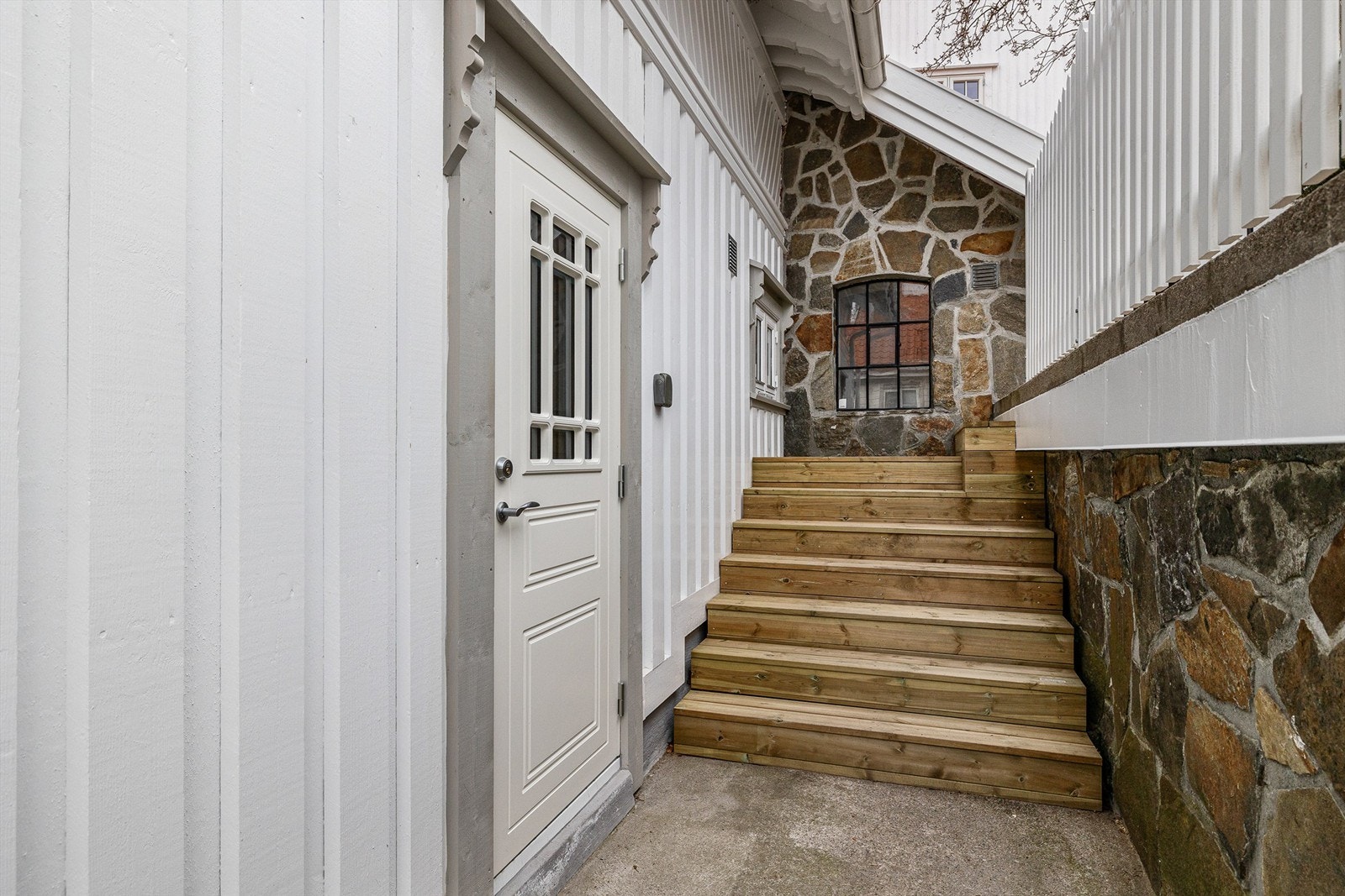 Fra inngangspartiet fører en tretrapp opp til hagen og plattingen over garasjen. Galleribilde