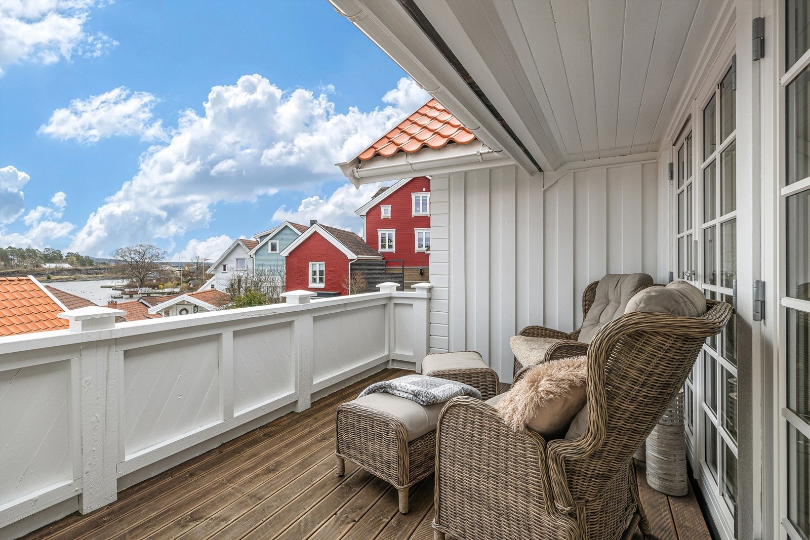 GO´PLASSEN. Utenfor allrommet i annen etasje kan du sitte helt usjenert og se utover sjøen. Galleribilde