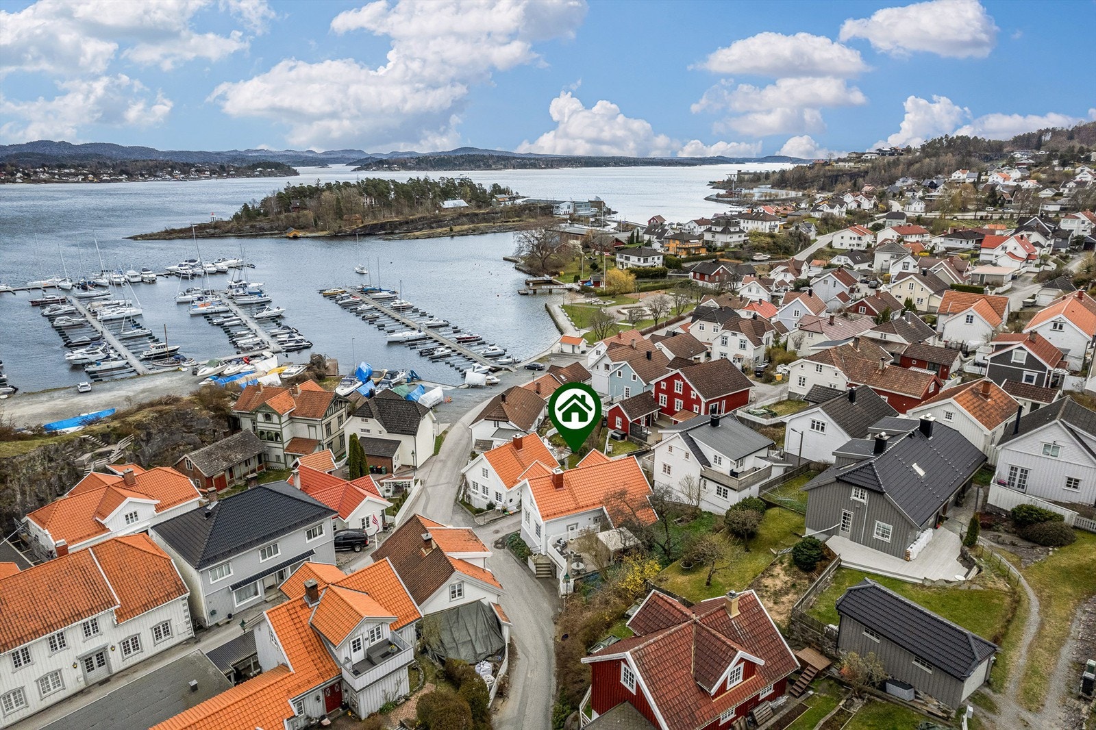 Rett nedenfor boligen er det småbåthavn og badeplass. Galleribilde