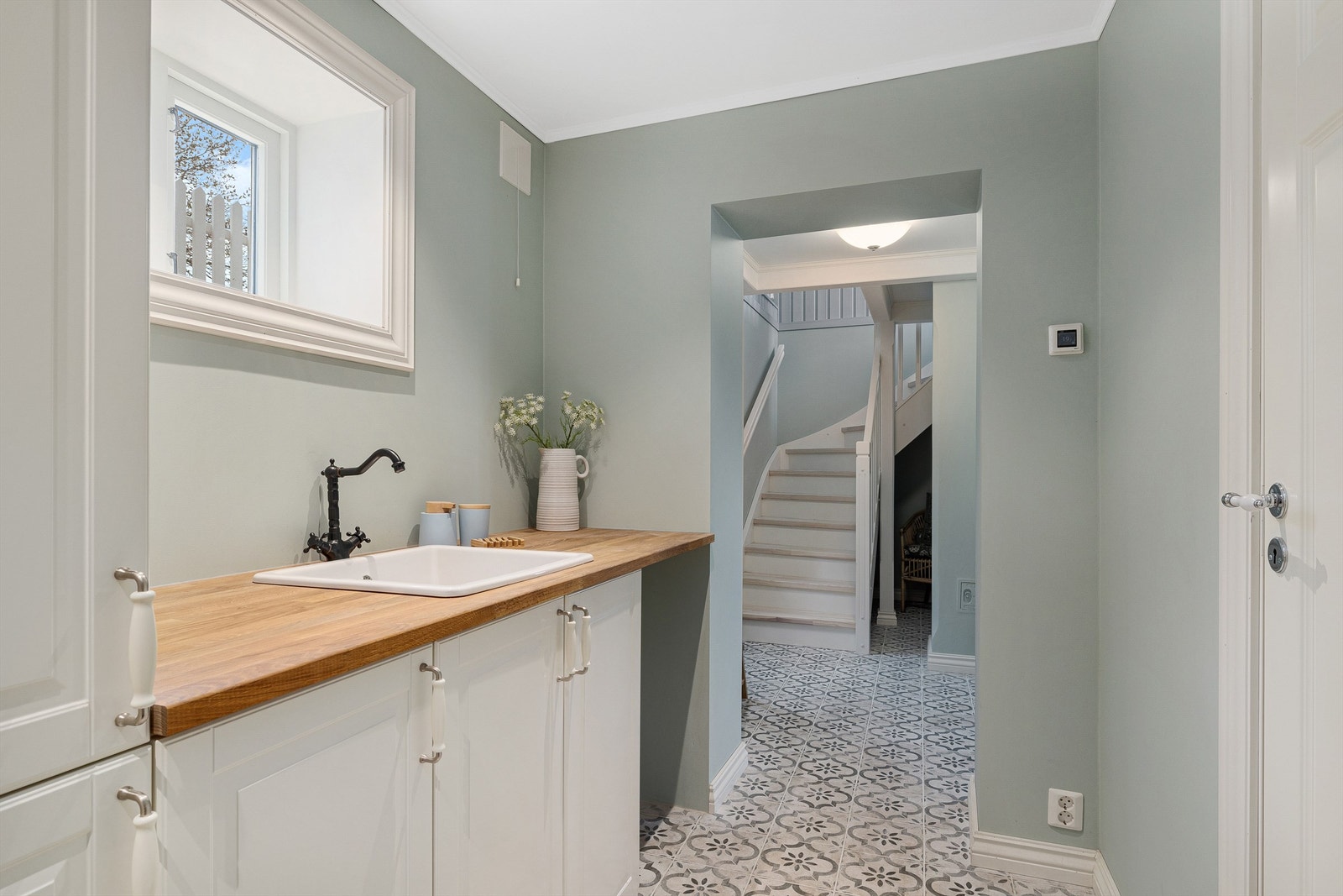 VARM VELKOMST. Den opprinnelige gangen hadde tregulv, som var hyggelig, men upraktisk. I dag er det støpt gulv med vakre historiske flis og varmekabler. Galleribilde