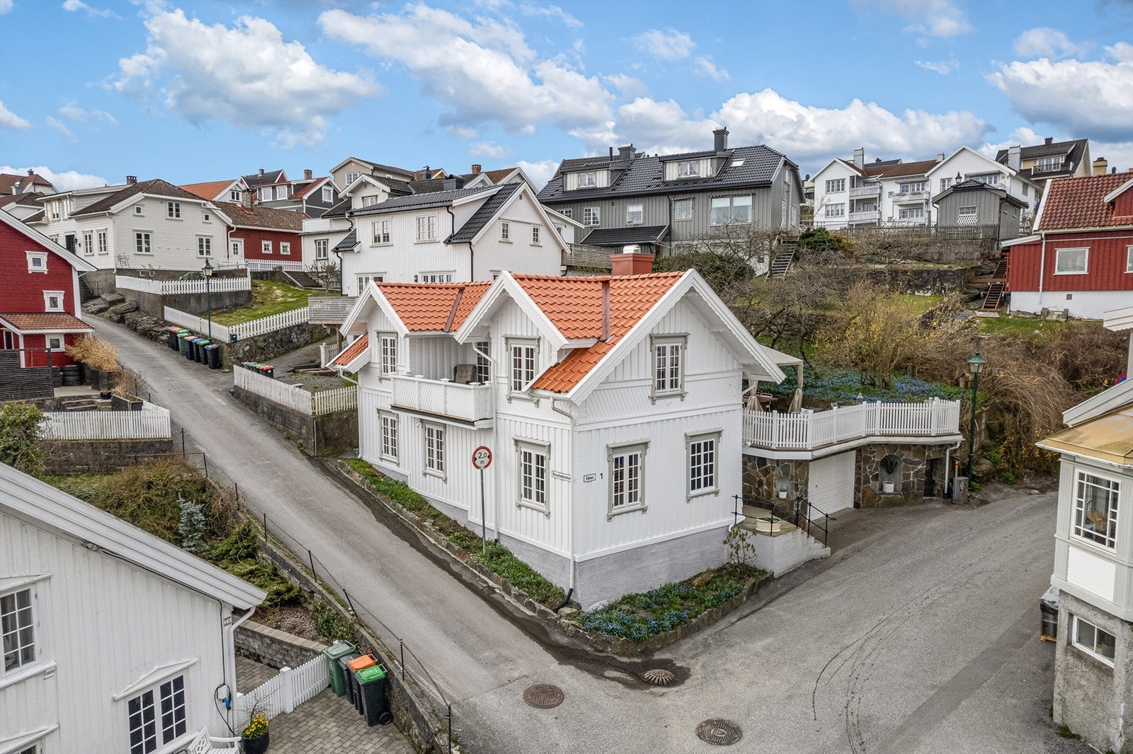 Renovert og delikat oppusset sørlandsidyll på Gamle Stathelle. Stor garasje, sjøutsikt og uteplasser. Galleribilde