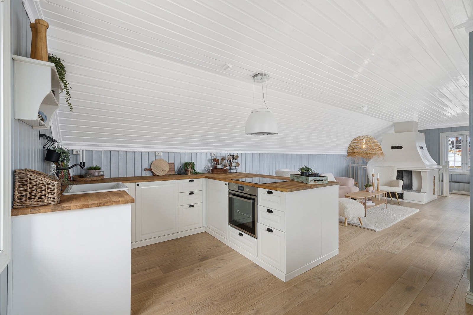 Kjøkken og stue i annen etasje har åpen løsning. Rommet er lyst og luftig med ny kjøkkeninnredning. Herfra har du direkte utgang til terrassen med nydelig utsikt. Galleribilde