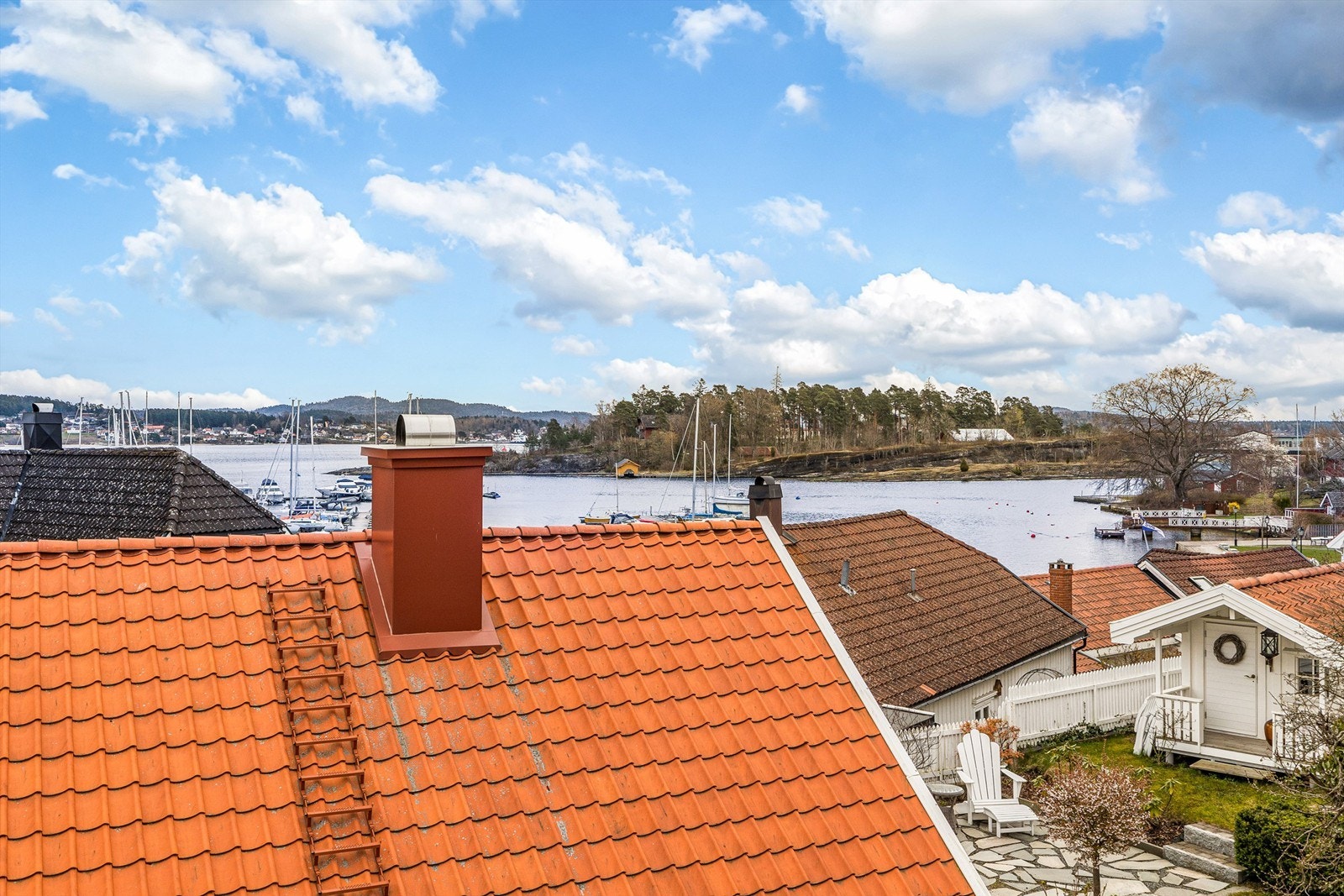 Utsikt mot sjøen fra verandaen. Galleribilde