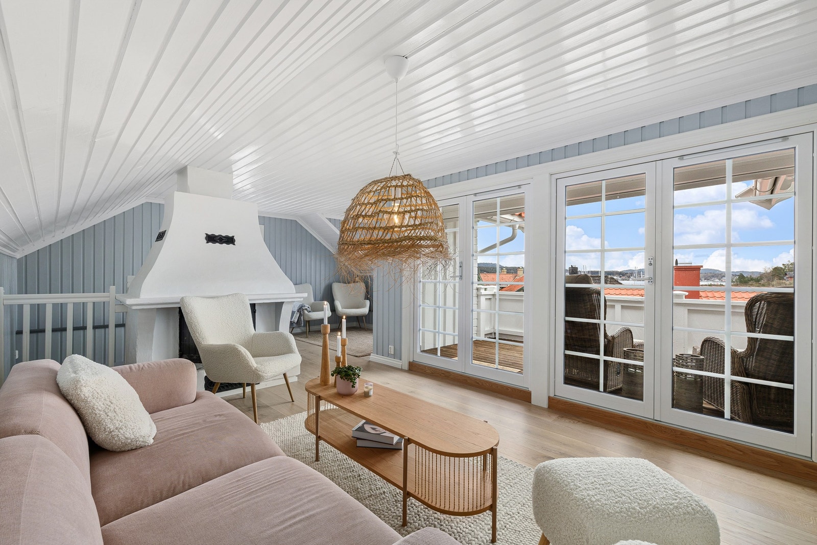 Den sommerlige blåfargen på veggene i 2. etasje, går igjen i andre rom, som et av soverommene. Fargen skaper en tidløs og nordisk helhet. Galleribilde