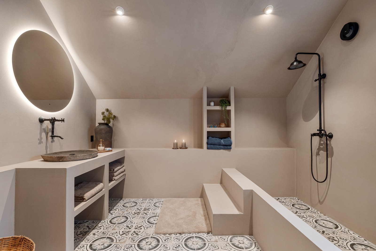 BADET ER HOLDT i en avslappet stil hvor innslag av sort, stein og marokkanske flis gir rommet en elegant touch. Galleribilde