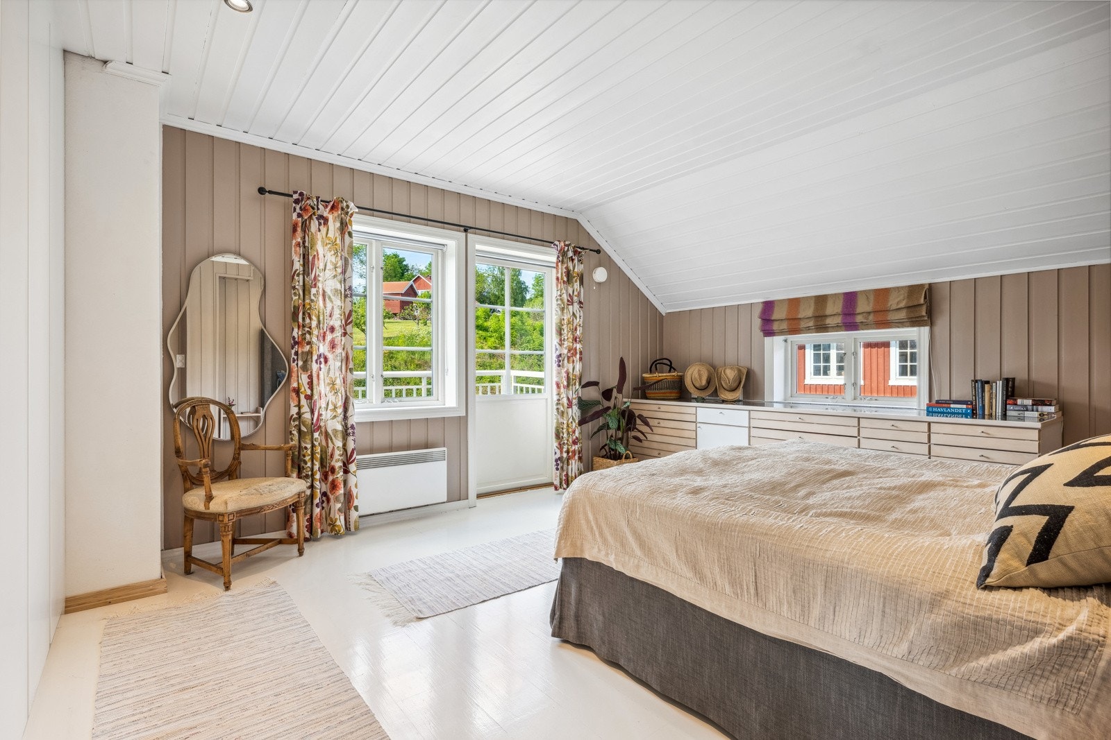 Det er 5 soverom i husets 2. etasje Galleribilde