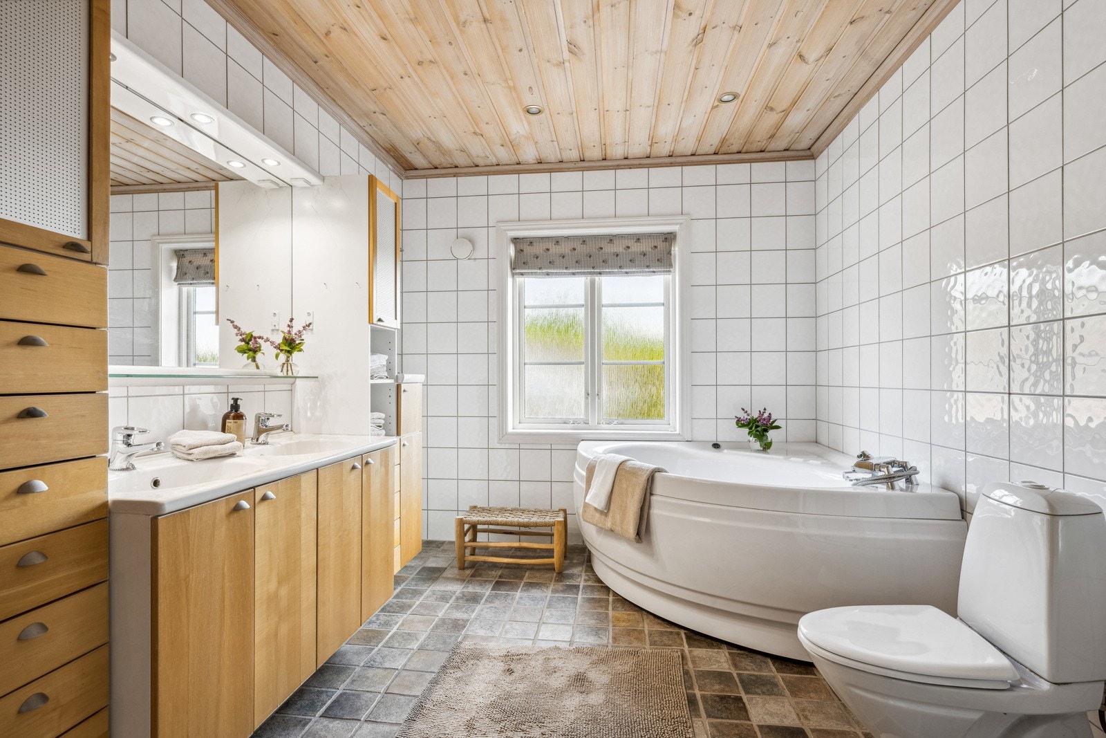 Stort, flislagt bad med gulvvarme Galleribilde