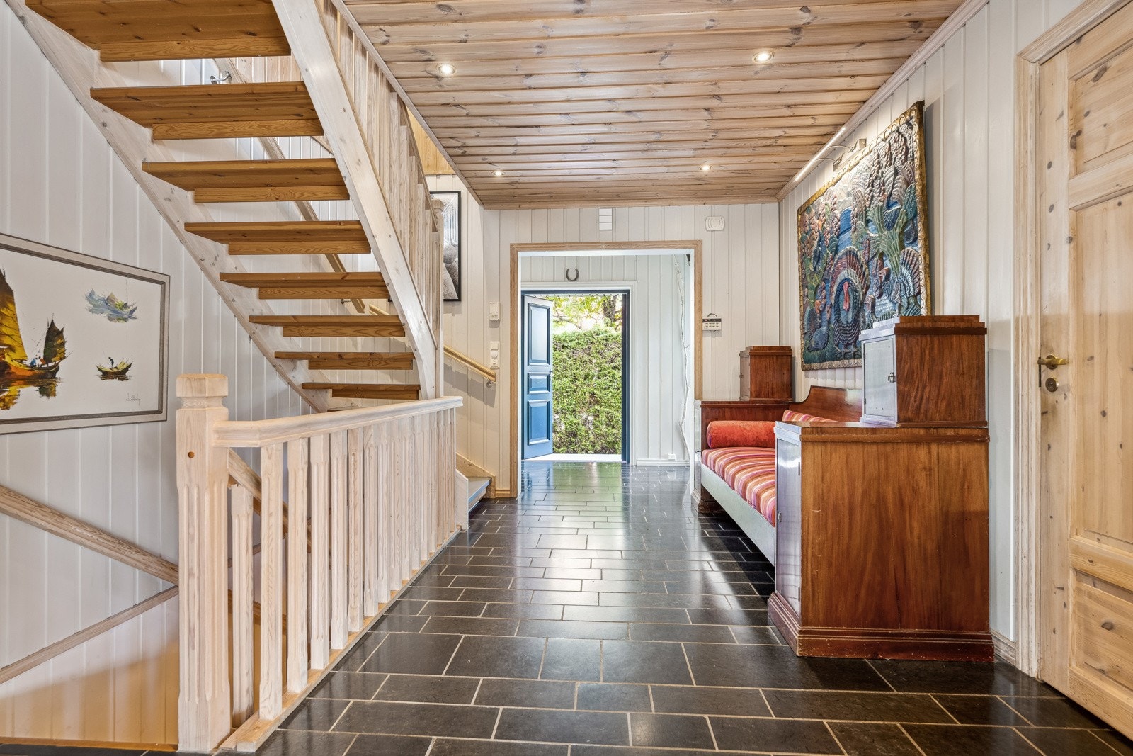 Romslig, flislagt inngangsparti med garderobeplass Galleribilde