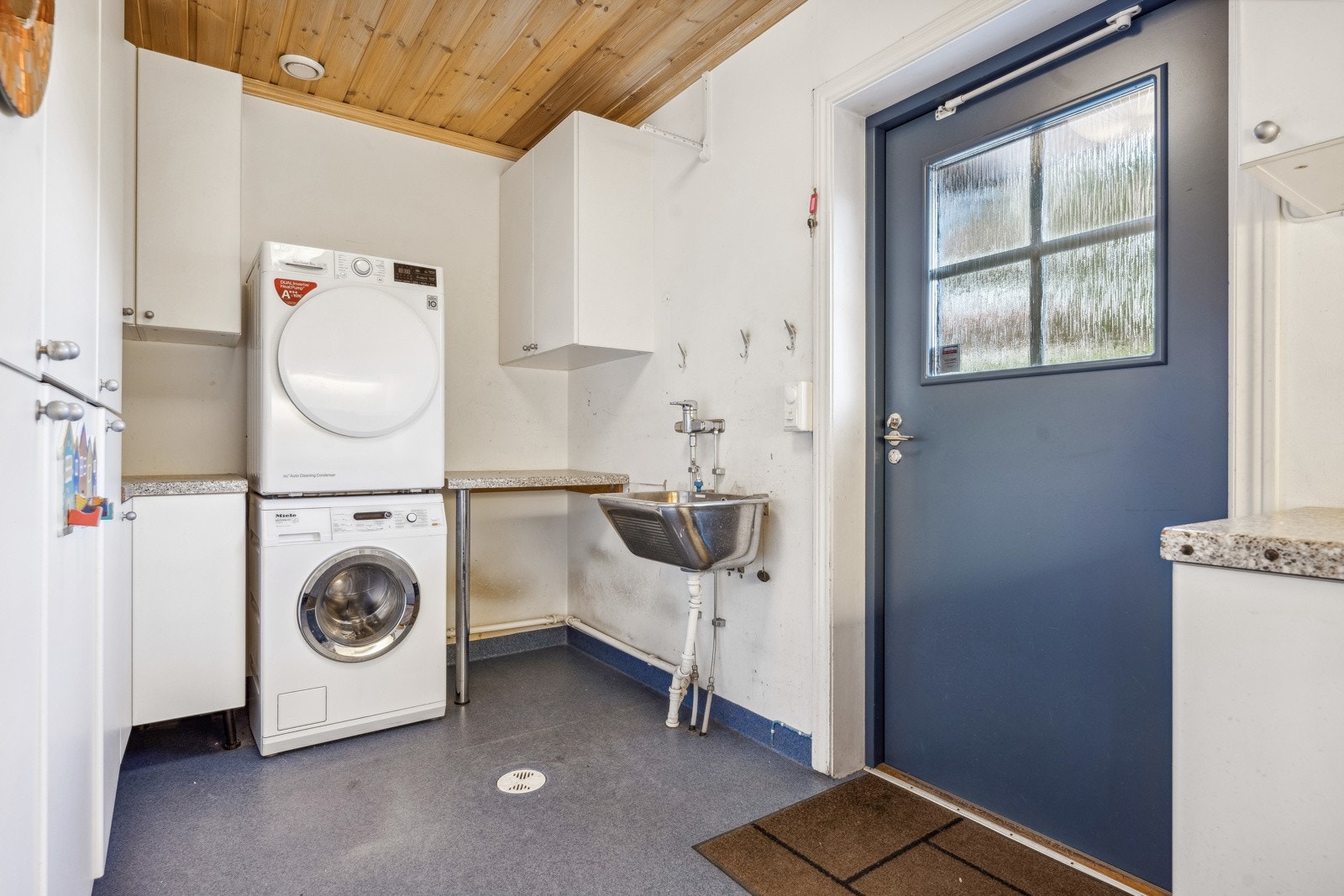 Praktisk vaskerom og kjølerom i tilknytning til kjøkkenet Galleribilde