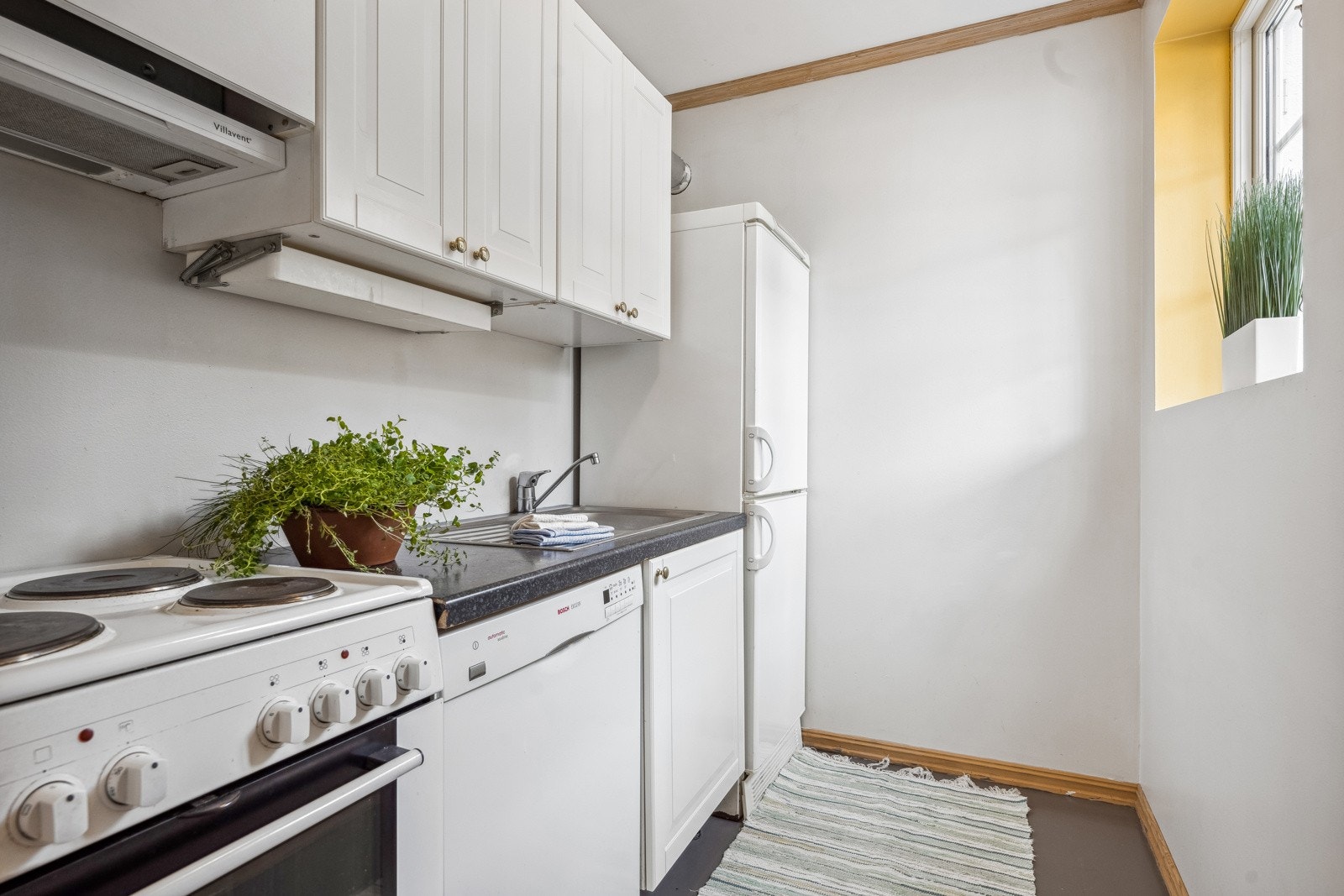 Kjøkkeninnredning med hvitevarer Galleribilde