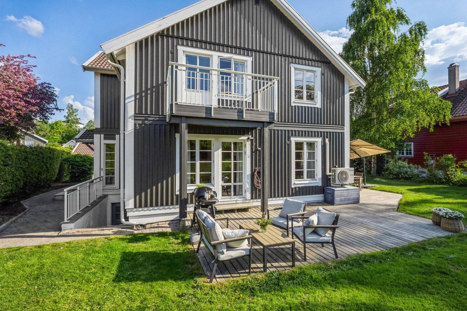 Flere utgangsdører til uteområdet gir god flyt mellom inne- og uterom Galleribilde