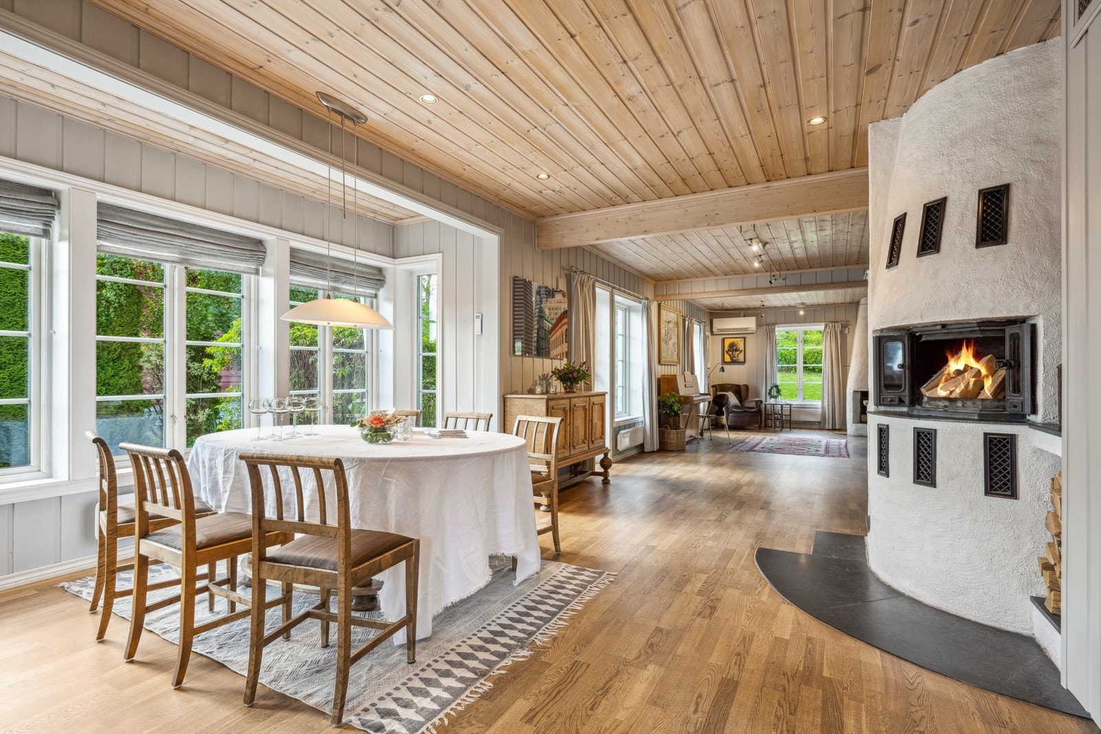 Stort, åpent og luftig oppholdsrom med stue, spisestue og kjøkken Galleribilde