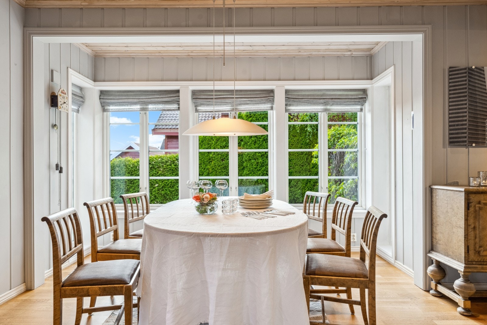 Til bursdager og jubileer kan det dekkes langbord til mange gjester Galleribilde