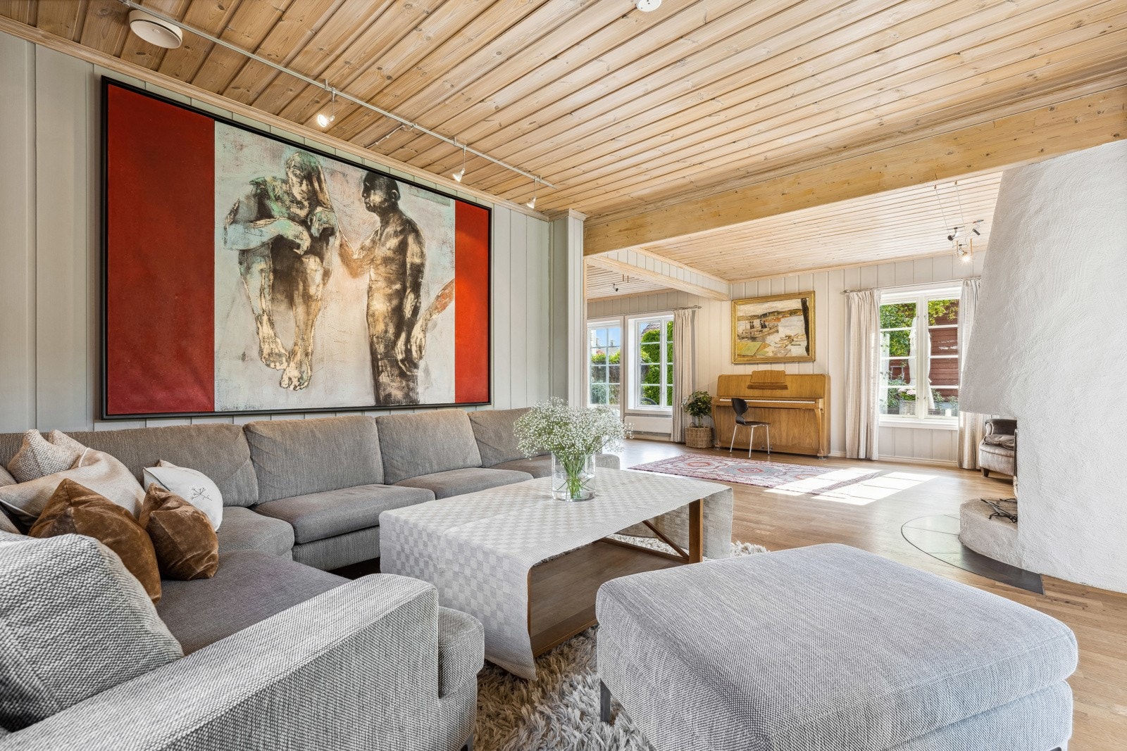 Et sosialt og hyggelig oppholdsrom med flere soner Galleribilde