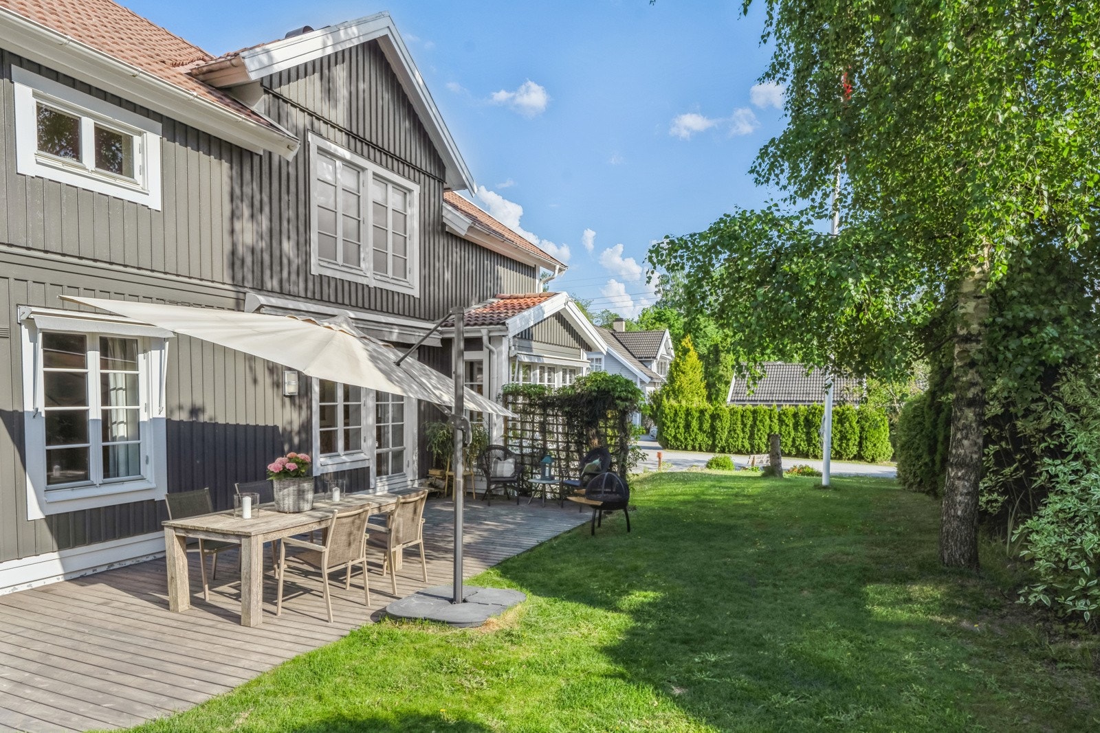 Sydvestvendt uteområde med meget gode solforhold Galleribilde