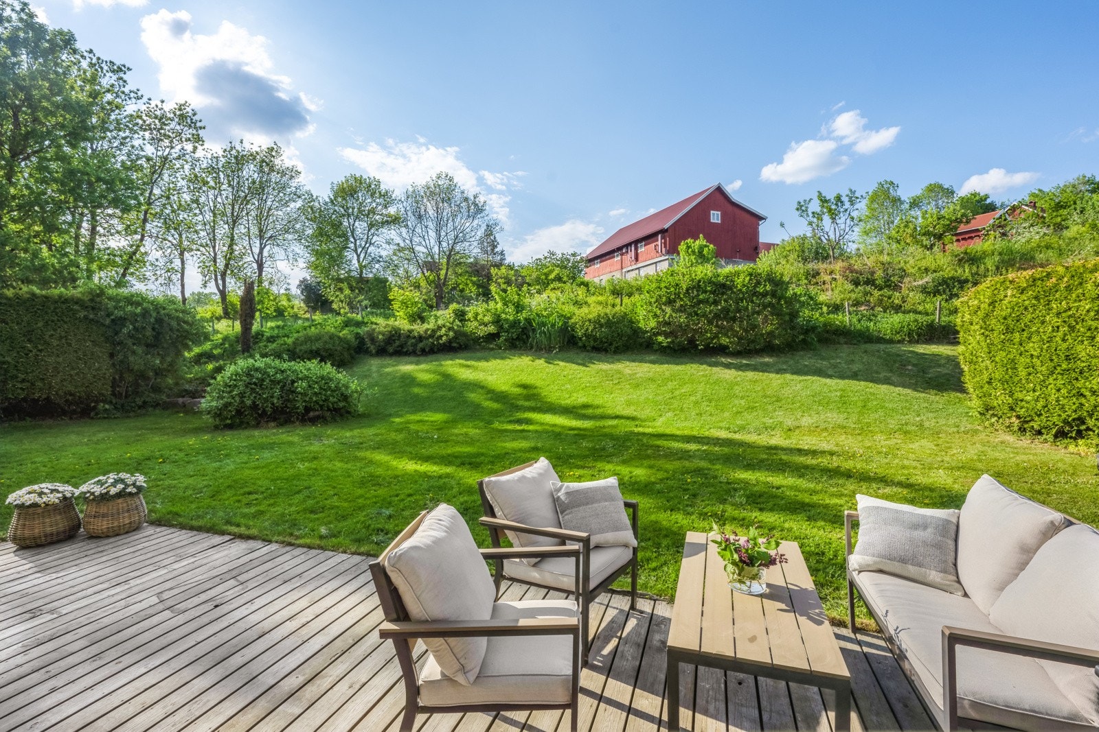 Pent opparbeidet og barnevennlig hage - robotgressklipper medfølger Galleribilde