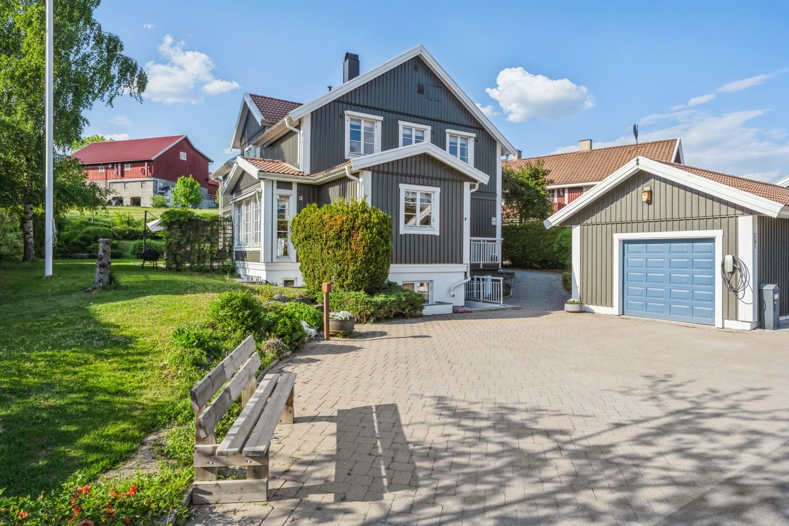 Romslig garasje med 2 x ladere og stor, steinlagt gårdsplass Galleribilde