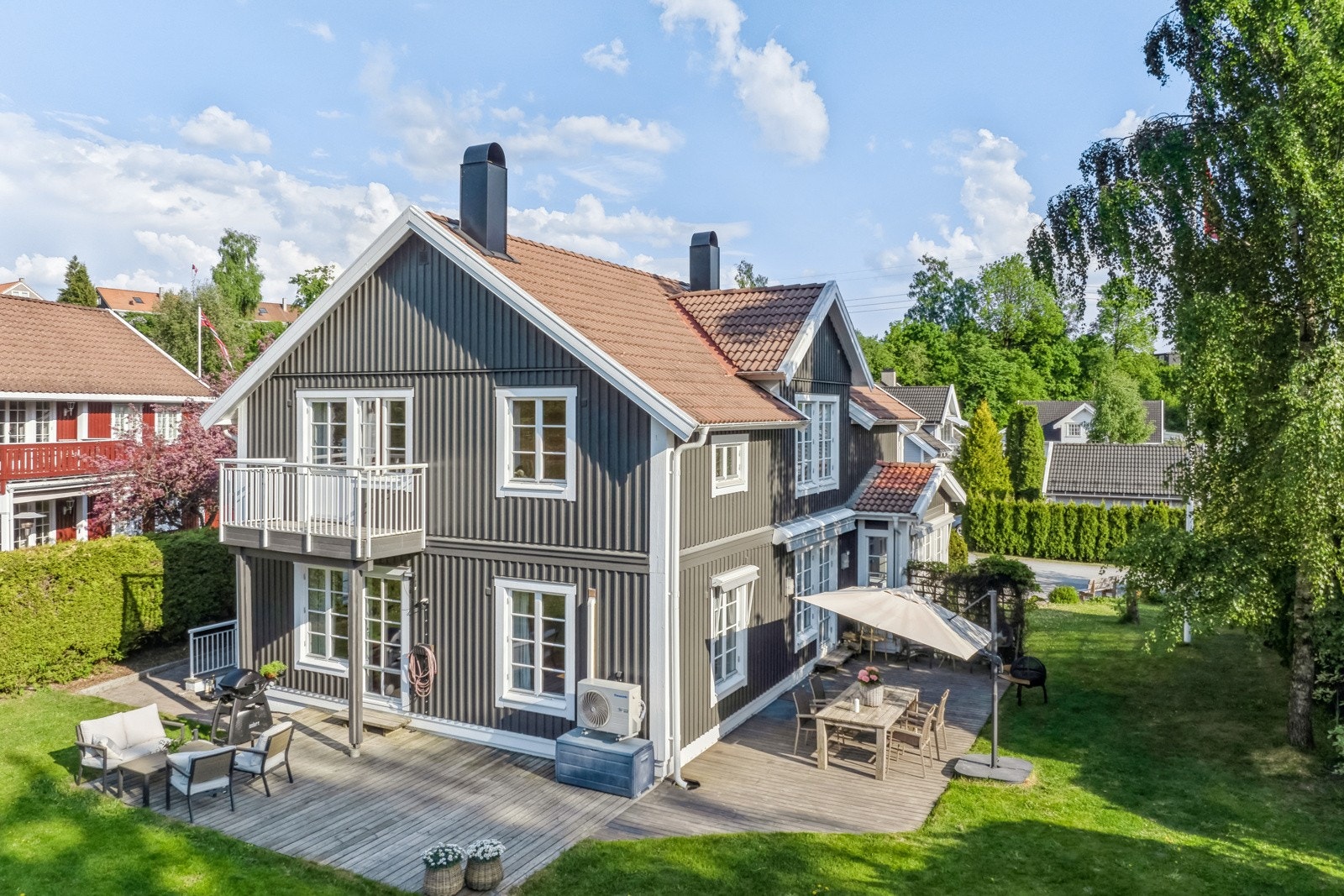 En innholdsrik enebolig i tre etasjer - oppført i 1998 Galleribilde