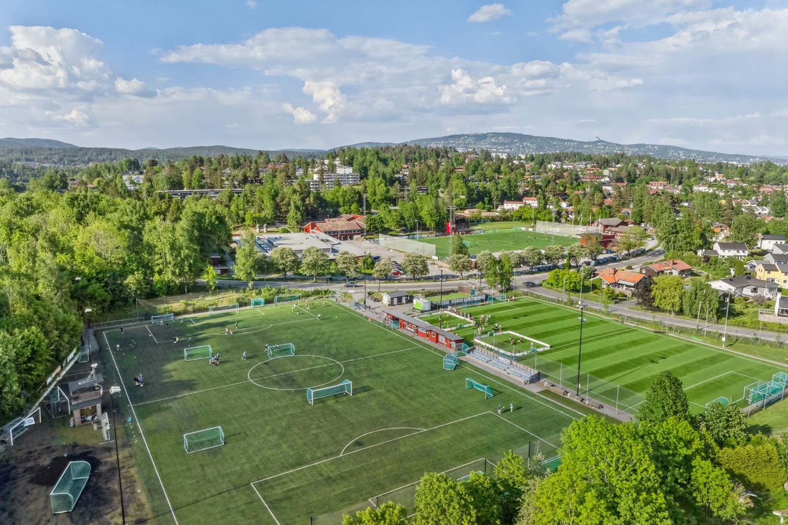 Det er trygg og kort gangvei til Hosle barneskole, barnehage og et flott idrettsanlegg Galleribilde