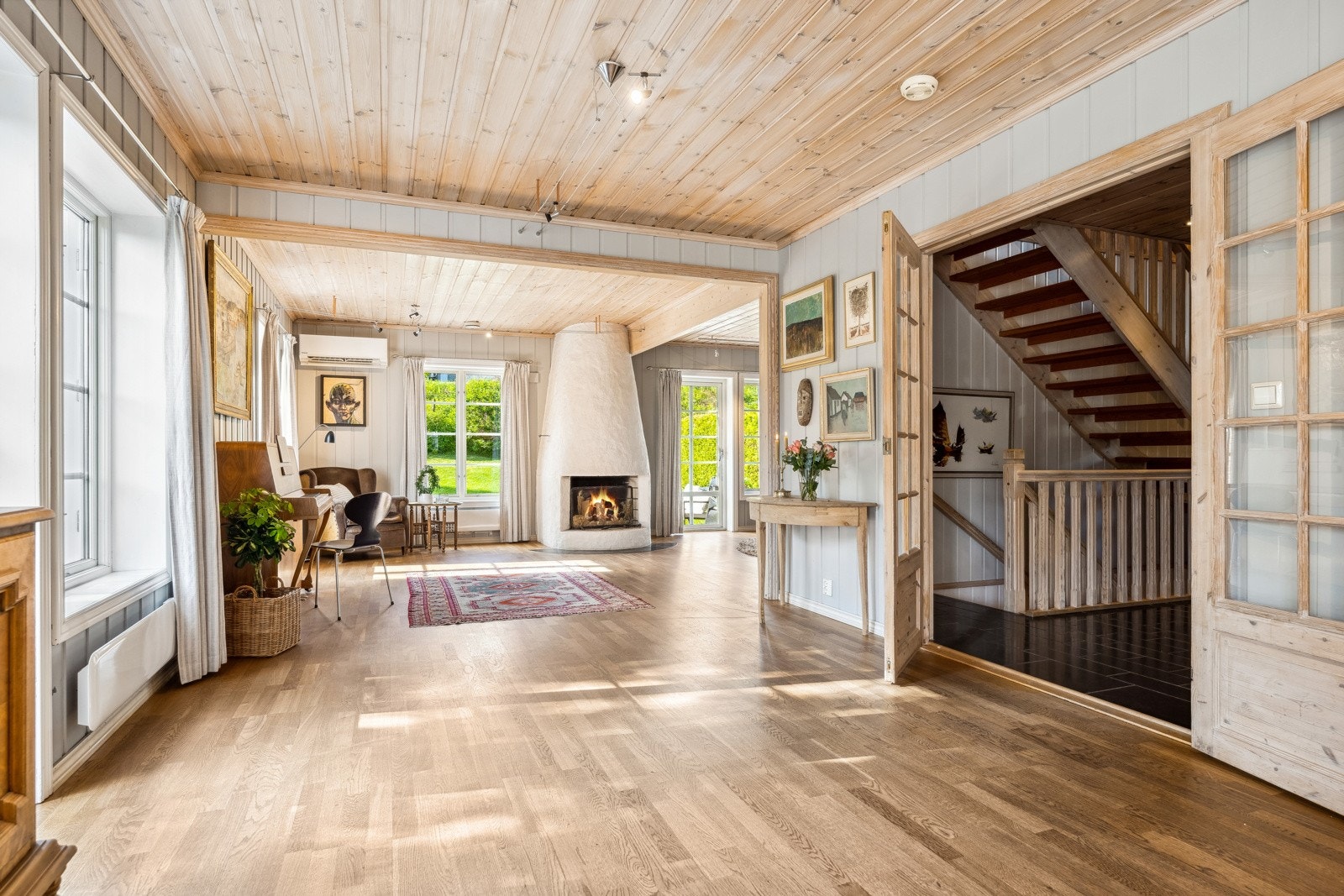 Rommet har store vinduer som gir svært gode lysforhold Galleribilde