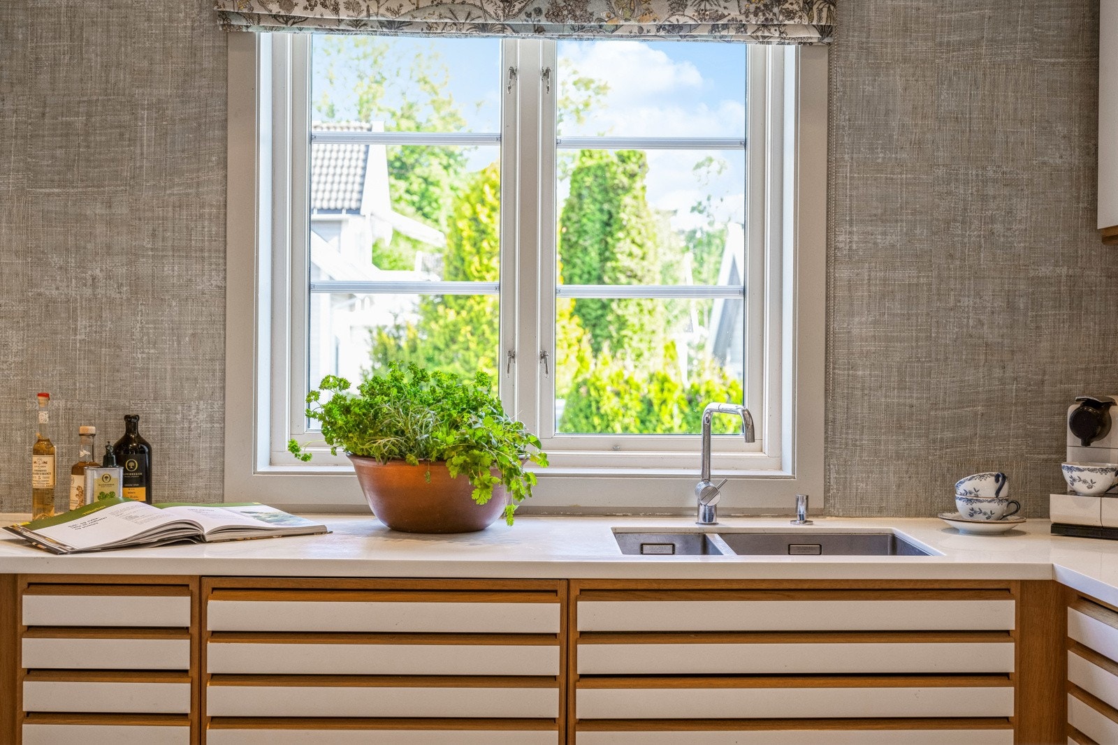 Effektivt og funksjonelt innredet med god skap- og benkeplass Galleribilde