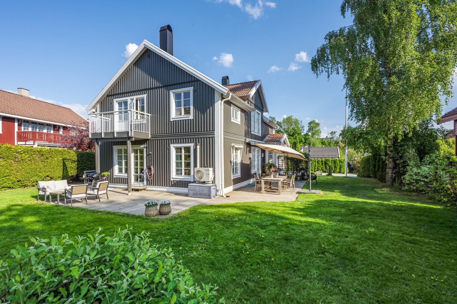 Åpent og fint plassert i en rolig blindvei med lite trafikk Galleribilde