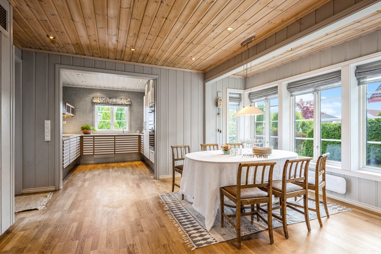 Spisestue i tilknytning til kjøkken Galleribilde