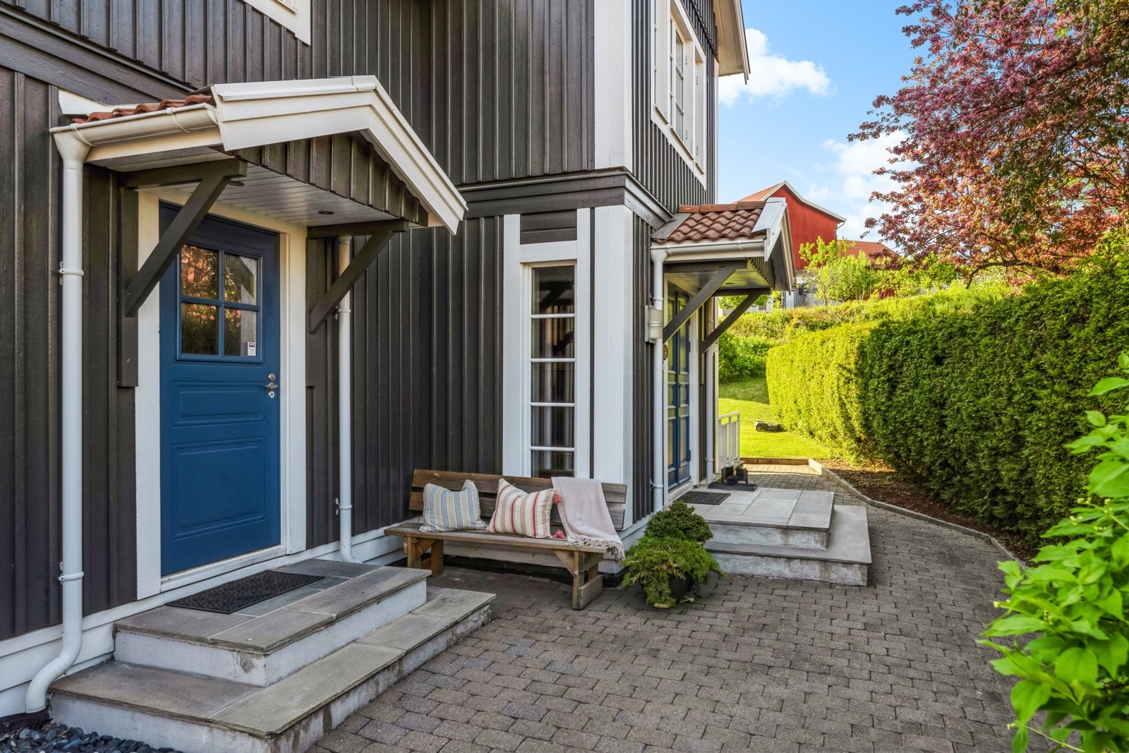 Hyggelig inngangsparti - egen inngang til vaskerom Galleribilde