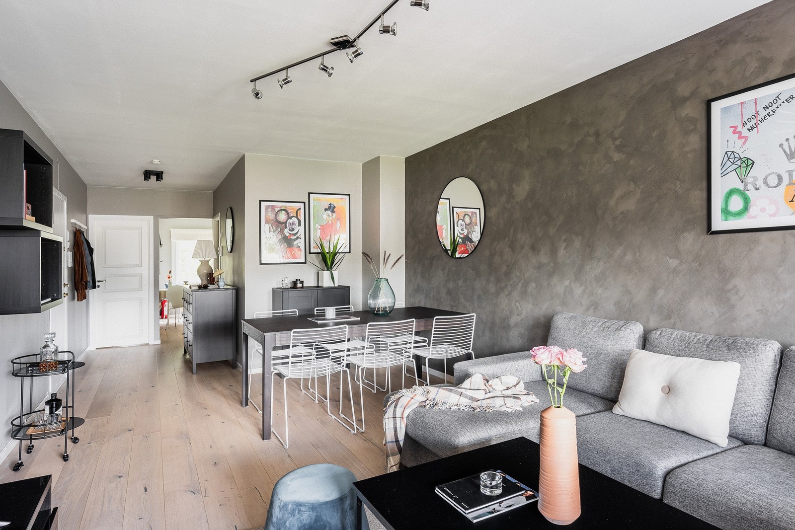 Romslig stue/spisestue. Galleribilde