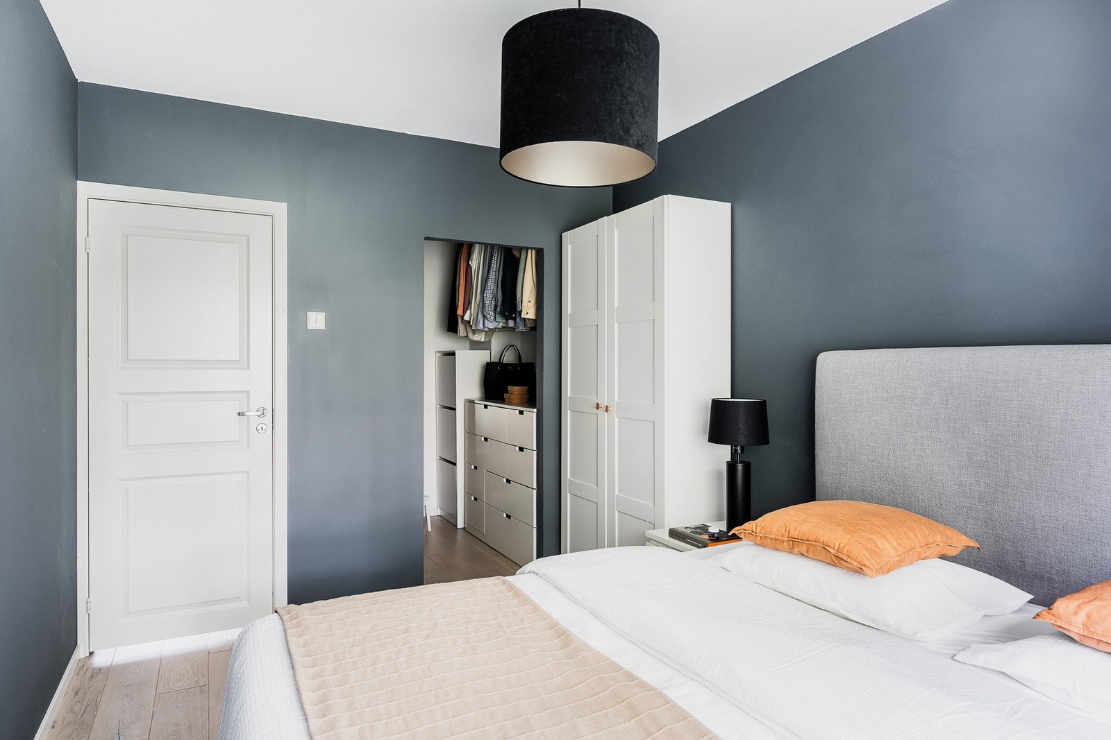 God plass til dobbeltseng og nattbord. Galleribilde
