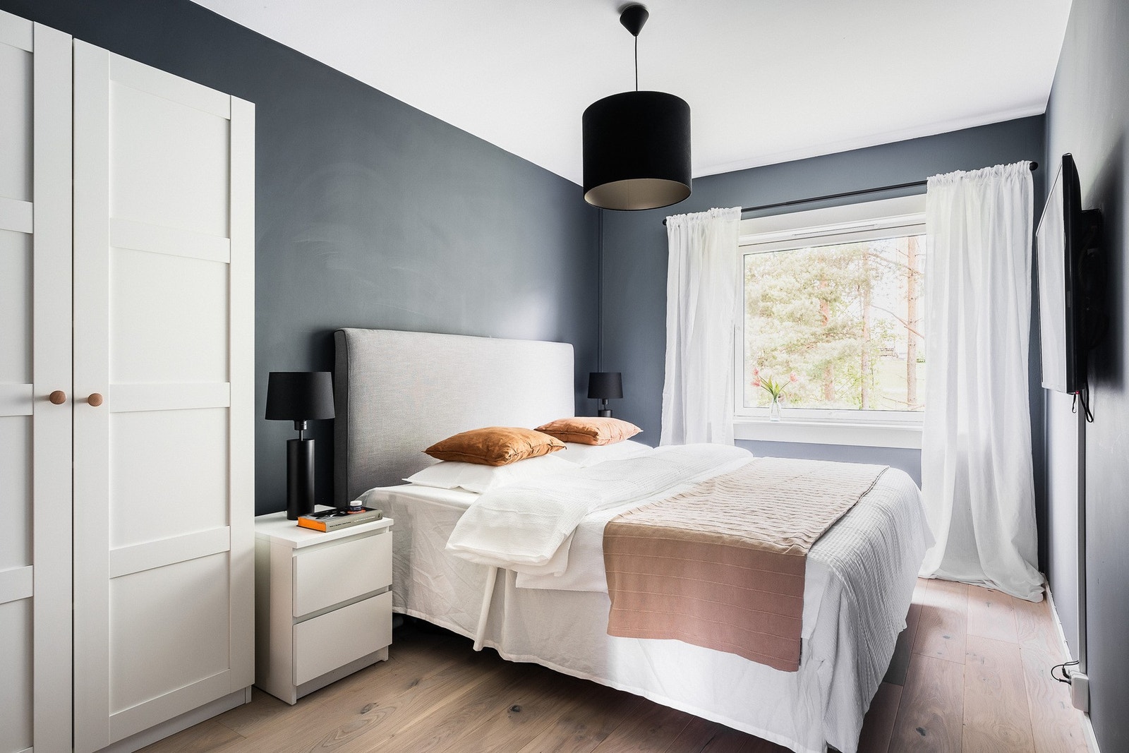 Romslig og lyst soverom. Galleribilde