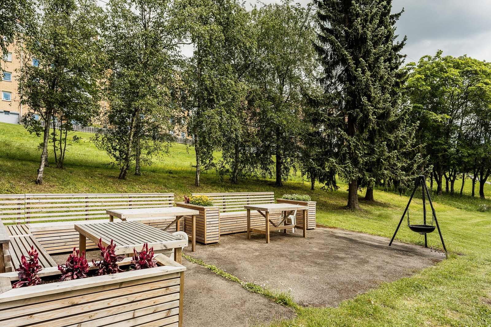 Pent opparbeidet fellesområde med sittegrupper og grillplass. Galleribilde
