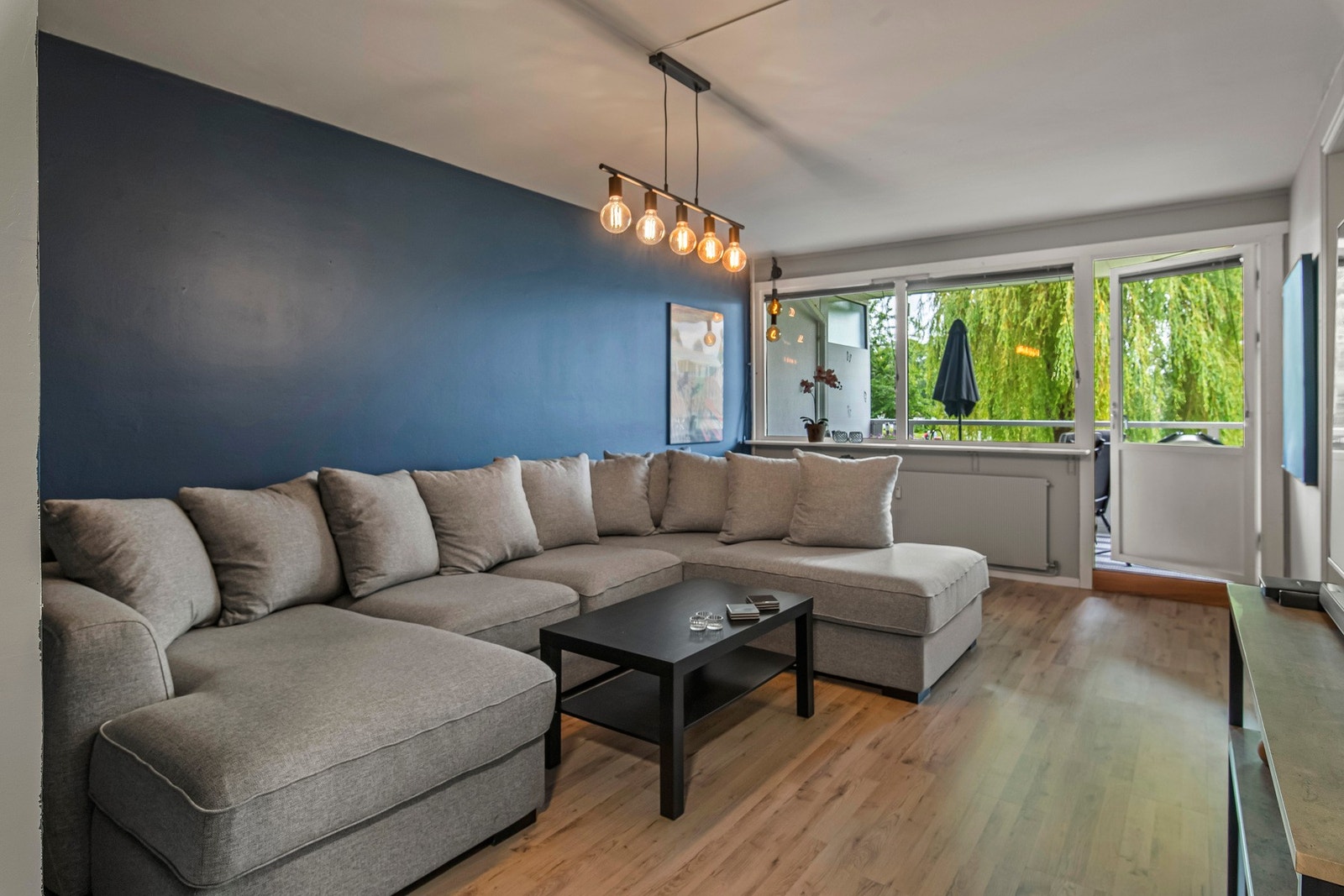 Stuen er stor og romslig, og med adkomst ut til overbygget balkong. Galleribilde