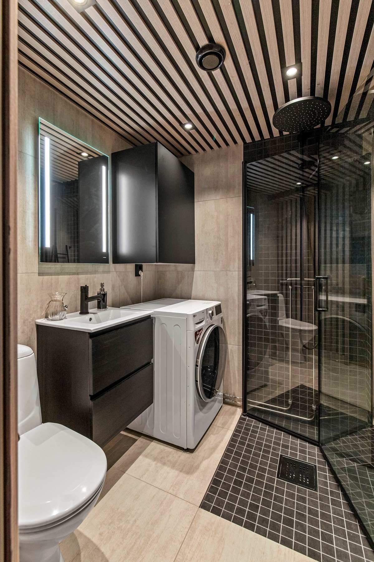 Her har du et flott bad fra 2023. Badet har fliser på gulv med varmekabler, flislagte vegger og spilehimling med downlights i innvendig tak. Galleribilde