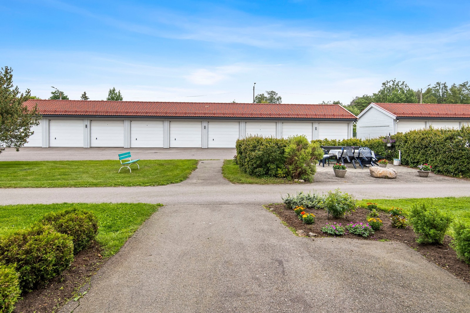 Borettslaget har ca. 50 parkeringsplasser. Det betales ikke leie for parkering.
Borettslaget har 92 garasjer som tildeles etter venteliste. De som ønsker å stå på venteliste må søke styret om garasjeplass. Garasjeleie/administrasjonskostnader belastes et Galleribilde